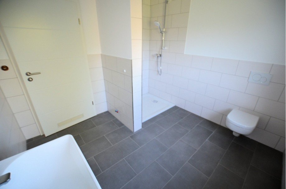 Badezimmer mit ebenerdiger Dusche - Wohnung-Nr. 4 Etagenwohnung Holzminden