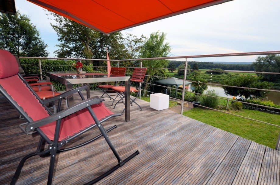 Balkon mit Fernsicht in die Weserauen ** Brev�rde ** Ortsrand Einfamilienhaus Brev�rde