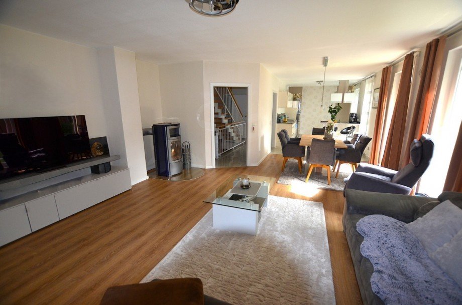 Wohnzimmer - Heise Immobilien Doppelhaush�lfte Holzminden
