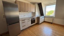 K�che mit EBK - www.immobilien-heise.de 6-Zimmer-Dachgeschosswohnung mit EBK und Gartenabteil, n�he Bahnhof