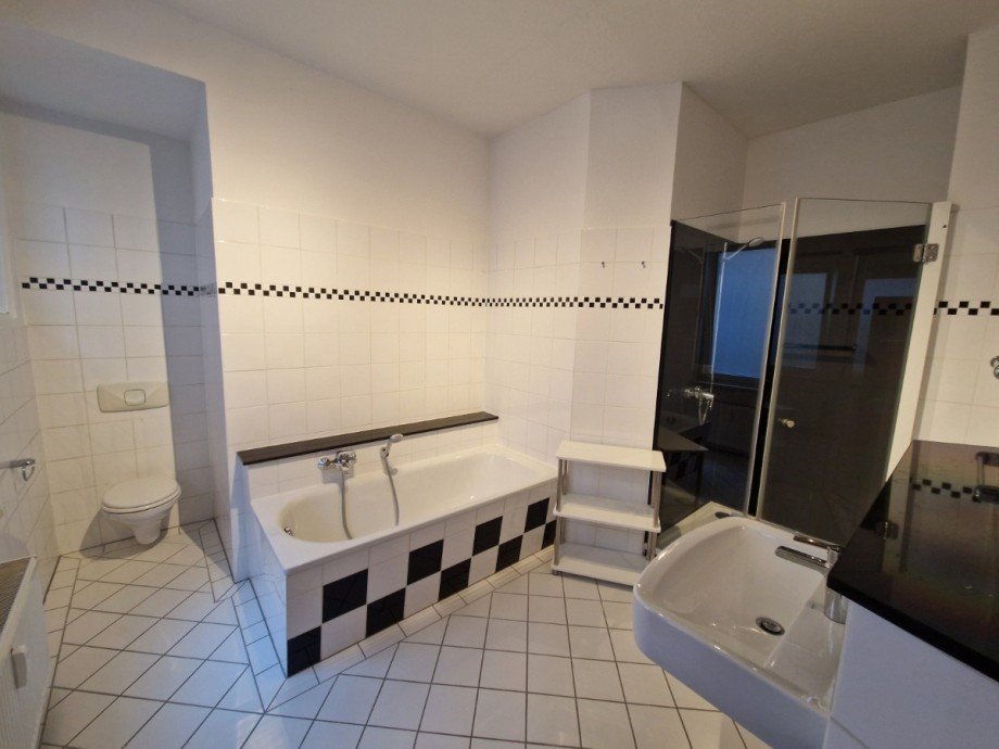 Badezimmer mit Badewanne und Dusche Etagenwohnung Holzminden