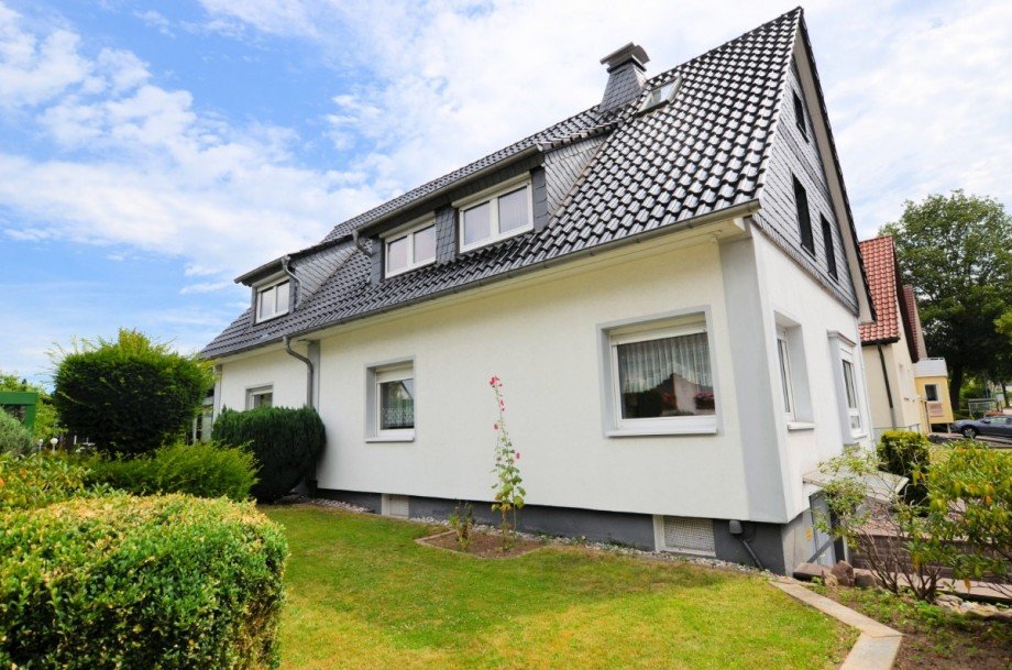Modernisiertes 2-Familienwohnhaus mit 2 Garagen - Heise Immobilien Zweifamilienhaus Holzminden