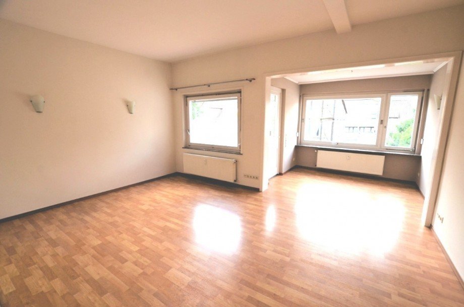 Wohnzimmer mit Zugang zum Balkon Etagenwohnung Holzminden