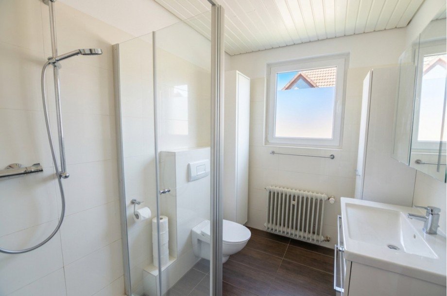 Badezimmer OG - Heise Immobilien Hausverwaltungen - www.immobilien-heise.de Einfamilienhaus Holzminden