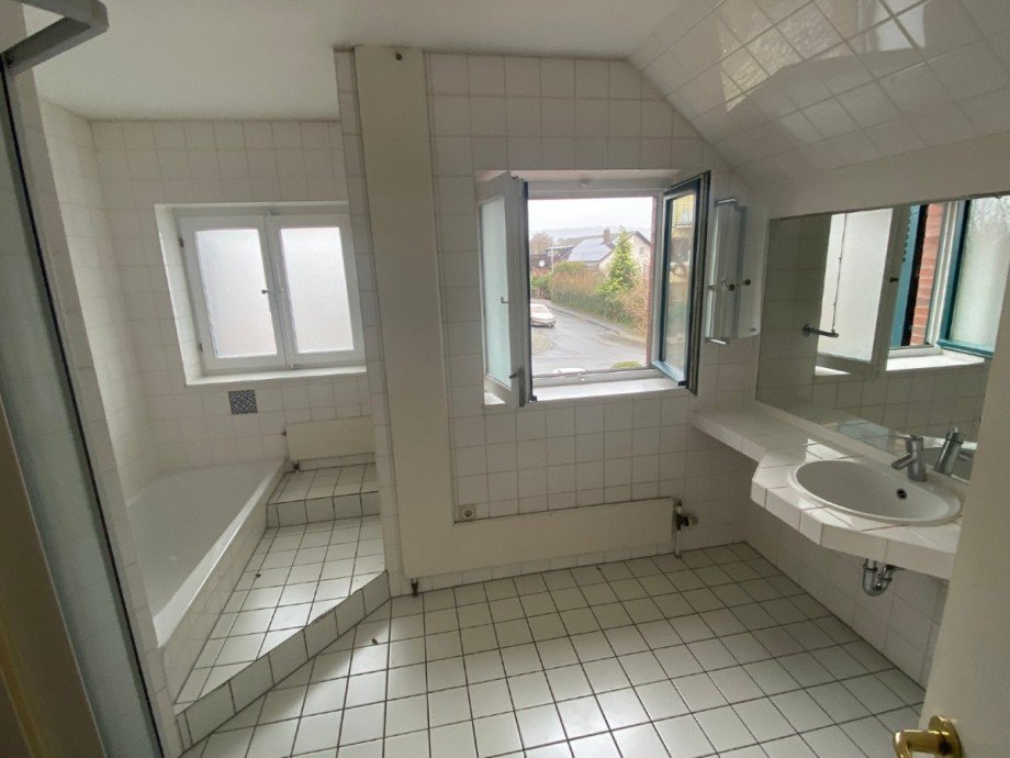 Heise Immobilien - Wohnhaus in H�xter - Obergeschoss Badezimmer Einfamilienhaus H�xter
