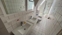 Bad - www.immobilien-heise.de 6-Zimmer-Dachgeschosswohnung mit EBK und Gartenabteil, n�he Bahnhof