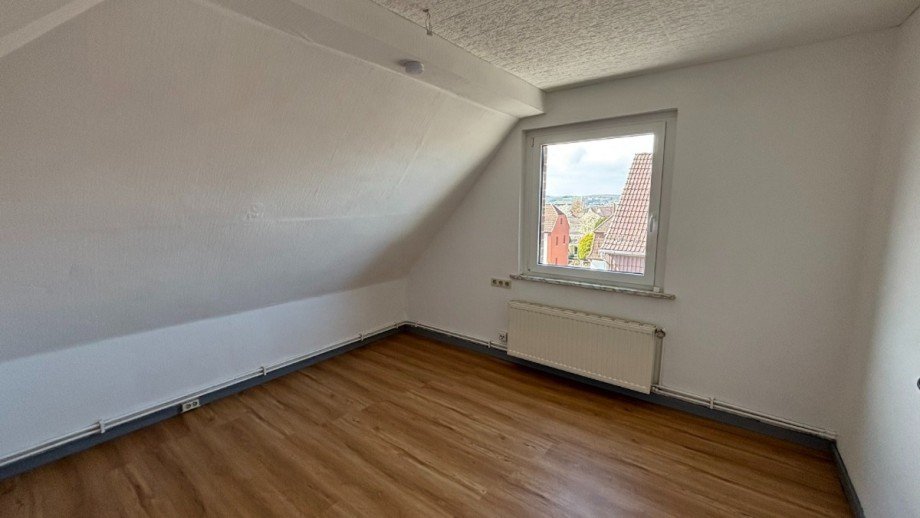 Schlafzimmer 2 - www.immobilien-heise.de Dachgeschosswohnung Holzminden