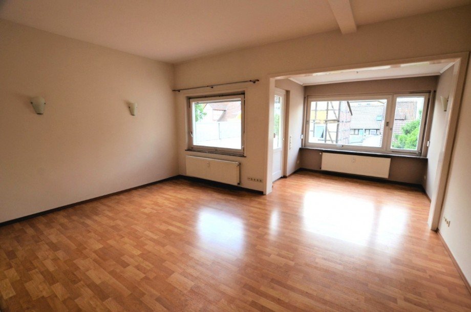Wohnzimmer mit Zugang zum Balkon Etagenwohnung Holzminden