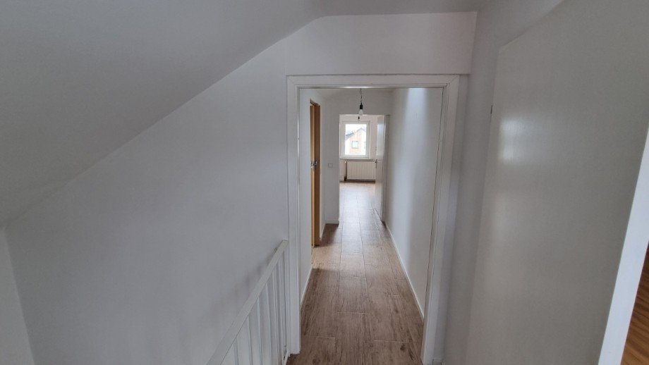 Flur DG. - www.immobilien-heise.de Einfamilienhaus Eschershausen