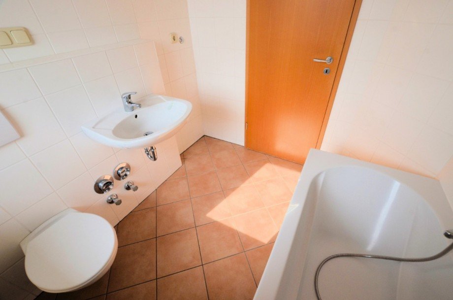 Heise Immobilien - Badezimmer mit Badewanne Etagenwohnung Holzminden