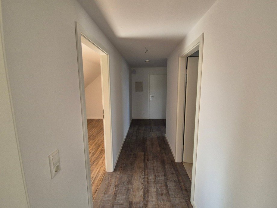 Flur - www.immobilien-heise.de Dachgeschosswohnung Holzminden