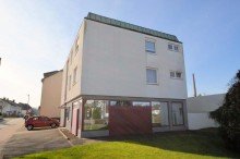 Heise Immobilien - www.immobilien-heise.de - Gewerbefl�che - Verkauf *** VERKAUFT 2025 *** Gewerbe- / B�ro-, Praxisfl�che mit Doppelgarage im Erdgeschoss - Holzminden