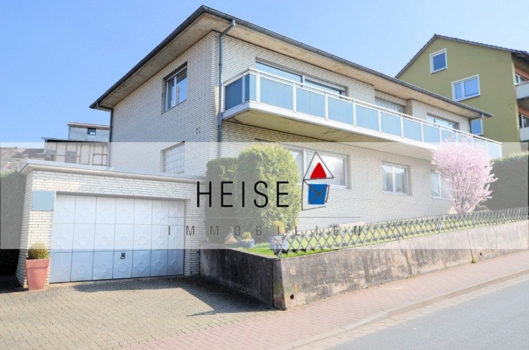 Großzügiges 1- Familienwohnhaus ( Einliegerwohnung mit separatem Zugang möglich), mit Garage und Garten einschließlich ü ...