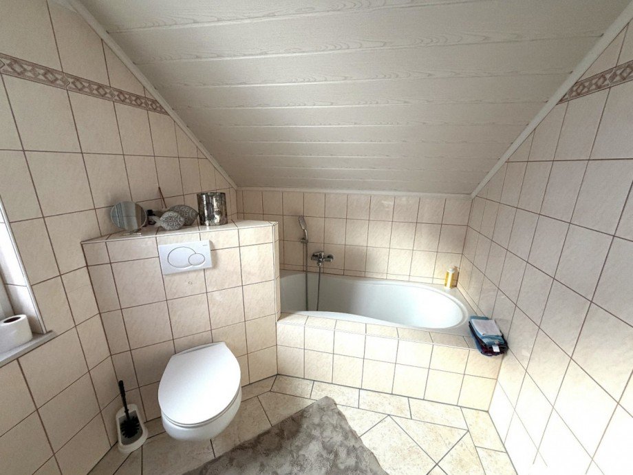Badezimmer im Obergeschoss - Heise Immobilien Doppelhaush�lfte Holzminden