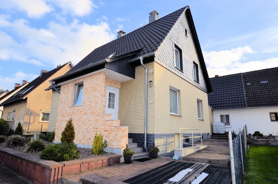 Heise Immobilien - 1- bis 2-Familienwohnhaus - www.immobilien-heise.de Zweifamilienhaus Eschershausen