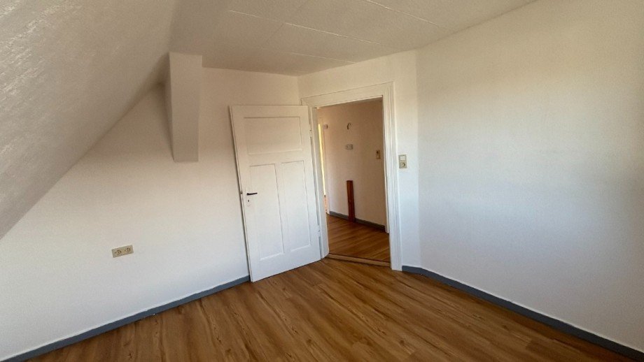 Schlafzimmer 1 - www.immobilien-heise.de Dachgeschosswohnung Holzminden