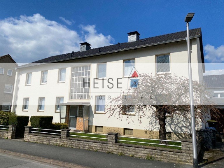 Eigentumswohnung mit Balkon und Garage in einem ruhigen 4 Familienhaus* Objektlage: Obergeschoß rechts * Baujahr: 1960 ...